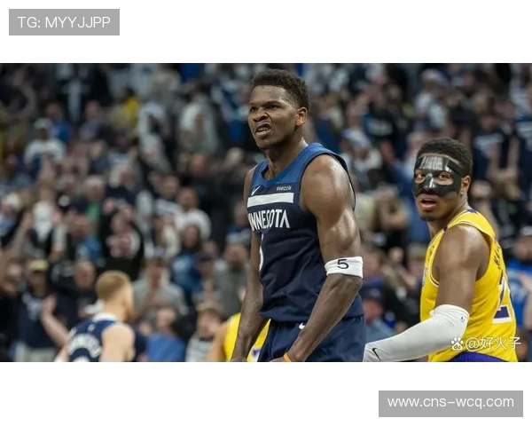 狼队球迷举标语支持爱德华兹，保级信念坚定